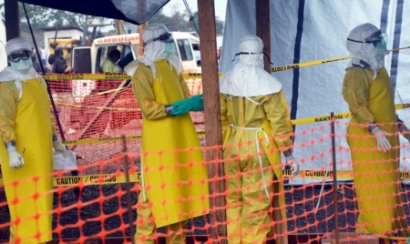 Les pays touchés par Ebola de plus en plus isolés