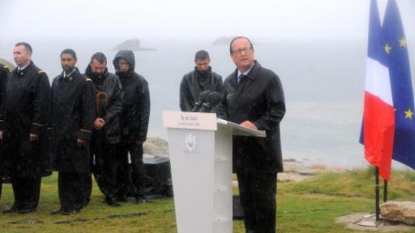 Hollande célèbre les 70 ans de la Libération, dans la tourmente