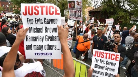 New York: des milliers de manifestants après la mort d’un père de famille noir