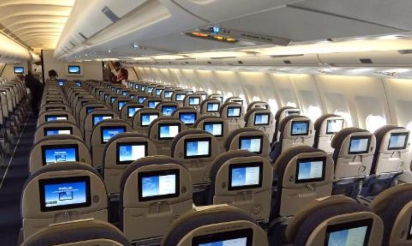 Incliner son siège en avion ? La “guerre des jambes” fait rage