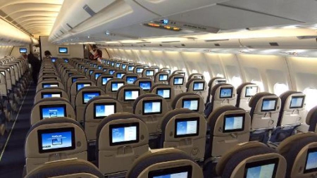 Incliner son siège en avion ? La “guerre des jambes” fait rage