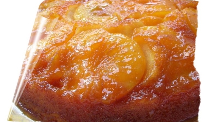 Gâteau caramélisé aux pêches