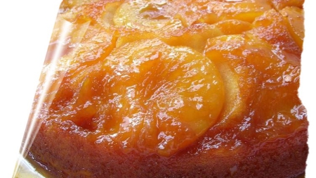Gâteau caramélisé aux pêches