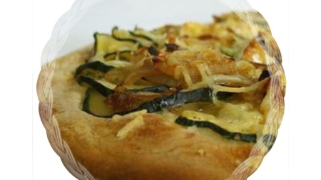 Pizza courgette-oignon à l’emmental
