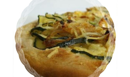 Pizza courgette-oignon à l’emmental