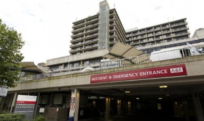 Ebola: le Britannique contaminé par le virus quitte l’hôpital à Londres