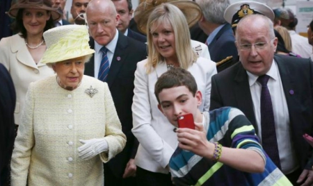 Elizabeth II aimerait voir les yeux des Britanniques plutôt qu’une forêt de smartphones