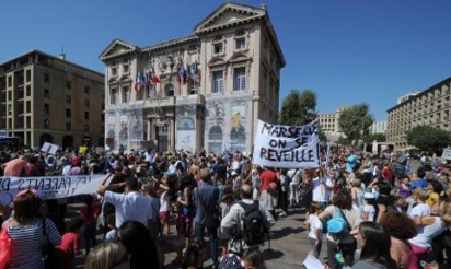 Rythmes scolaires: parents et enfants manifestent devant la mairie de Marseille
