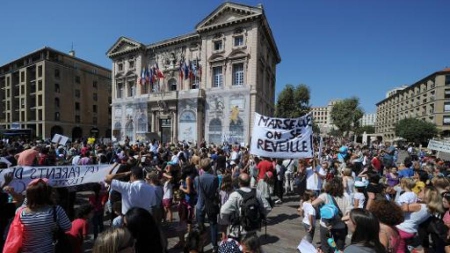 Rythmes scolaires: parents et enfants manifestent devant la mairie de Marseille