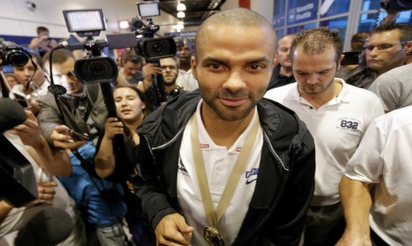 Parker félicite ses potes