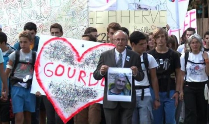 Hommage à Hervé Gourdel: drapeaux en berne et rassemblements