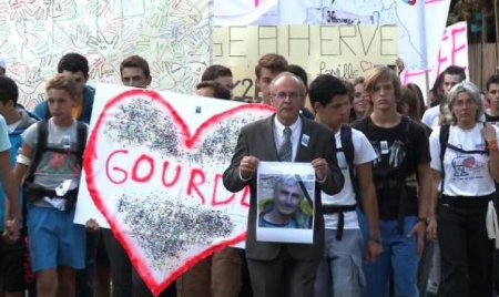 Hommage à Hervé Gourdel: drapeaux en berne et rassemblements