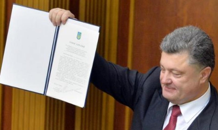 L’Ukraine et l’UE ratifient un accord “historique” d’association