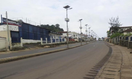 Ebola : 70 morts et 150 nouveaux cas découverts en Sierra Leone après trois jours de confinement