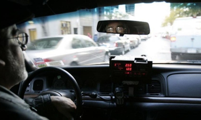 Etats-Unis : un chauffeur de taxi frappe son client au marteau