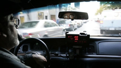 Etats-Unis : un chauffeur de taxi frappe son client au marteau