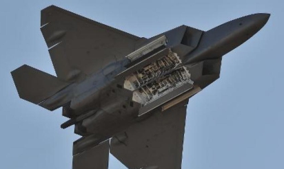 Le chasseur furtif F-22, un bijou technologique émaillé d’incidents