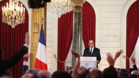 Hollande grave et combatif, annonce un appui militaire en Irak