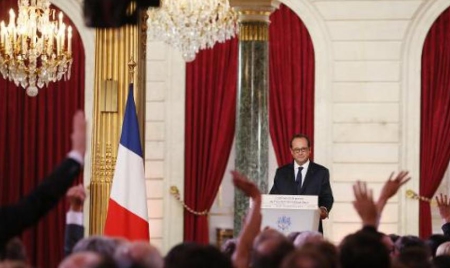 Hollande grave et combatif, annonce un appui militaire en Irak