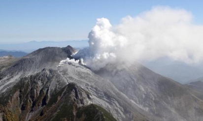 Eruption volcanique au Japon: 4 morts confirmés, 27 autres redoutés