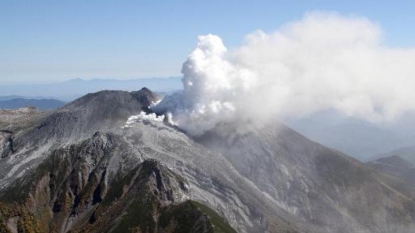 Eruption volcanique au Japon: 4 morts confirmés, 27 autres redoutés