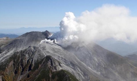 Eruption volcanique au Japon: 4 morts confirmés, 27 autres redoutés
