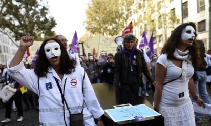 Les hospitaliers rassemblés devant le ministère de la Santé