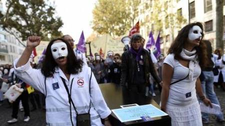 Les hospitaliers rassemblés devant le ministère de la Santé