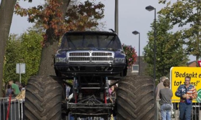 Pays-Bas: un 4×4 géant tue 3 personnes, le conducteur arrêté