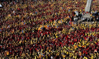 Catalogne: une foule rouge et or réclame un referendum sur l’indépendance
