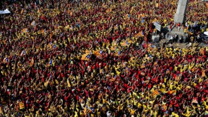 Catalogne: une foule rouge et or réclame un referendum sur l’indépendance