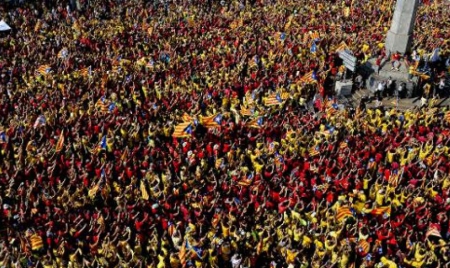 Catalogne: une foule rouge et or réclame un referendum sur l’indépendance