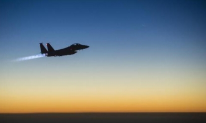 Nouveaux raids de la coalition en Syrie, Londres vote sur une action en Irak