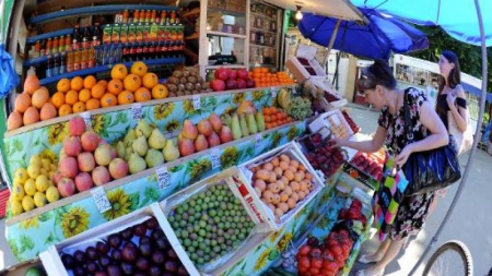 Avec les sanctions, les prix décollent et les Russes se serrent la ceinture