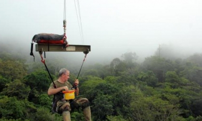 Guyane: chercheurs funambules au-dessus de la canopée