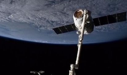 Espace: La capsule non habitée Dragon de SpaceX réussit son rendez-vous avec l’ISS