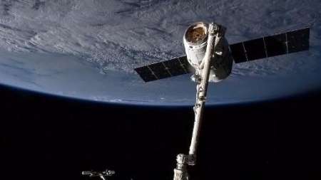 Espace: La capsule non habitée Dragon de SpaceX réussit son rendez-vous avec l’ISS