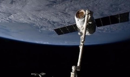 Espace: La capsule non habitée Dragon de SpaceX réussit son rendez-vous avec l’ISS