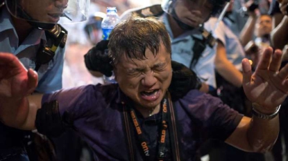 Après de nouveaux heurts, Hong Kong propose de rouvrir le dialogue mardi