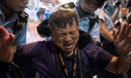 Après de nouveaux heurts, Hong Kong propose de rouvrir le dialogue mardi