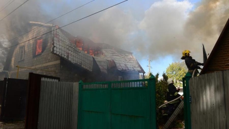 Ukraine: les obus pleuvent à Donetsk un mois après le cessez-le-feu