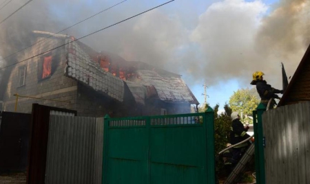 Ukraine: les obus pleuvent à Donetsk un mois après le cessez-le-feu