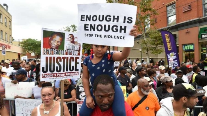 Etats-Unis: la famille d’un Noir décédé lors d’une interpellation veut 75 millions de dollars