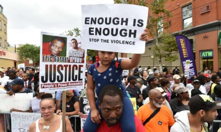 Etats-Unis: la famille d’un Noir décédé lors d’une interpellation veut 75 millions de dollars