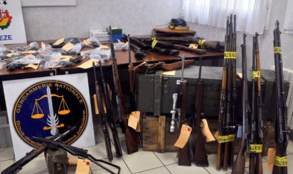Démantèlement d’un trafic d’armes sur internet, 44 personnes en garde à vue