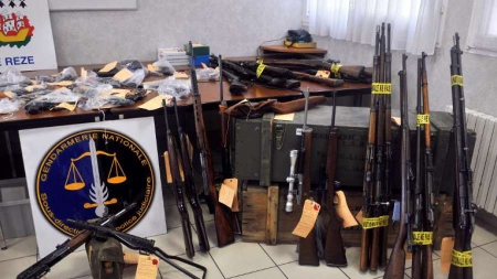 Démantèlement d’un trafic d’armes sur internet, 44 personnes en garde à vue