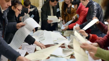 Ukraine: les pro-occidentaux confortés par leur victoire, reprise des combats dans l’est