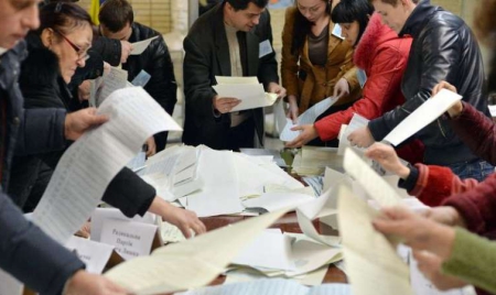 Ukraine: les pro-occidentaux confortés par leur victoire, reprise des combats dans l’est