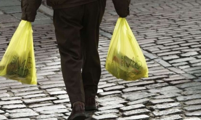 Plastique: les sacs et la vaisselle jetable bientôt interdits