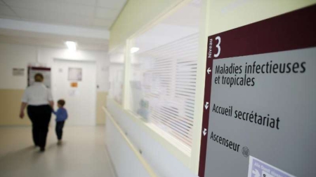 Ebola: les craintes s’éloignent pour l’infirmière, la France renforce son dispositif